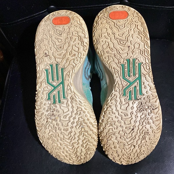 Men’s Kyries Size 8 - Picture 3 of 7